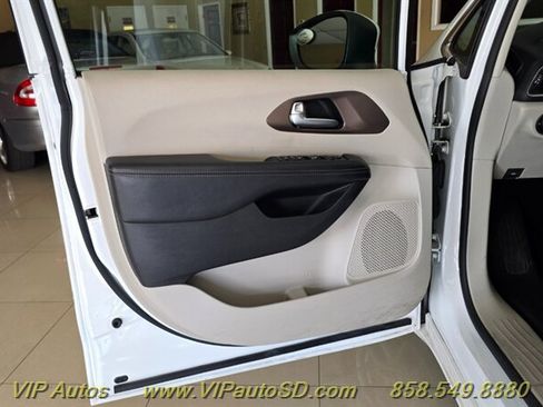 Used 2017 Chrysler Pacifica Touring FWD image 13