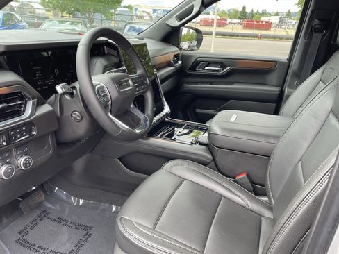 Used 2025 GMC Yukon XL Denali AWD/4WD image 10
