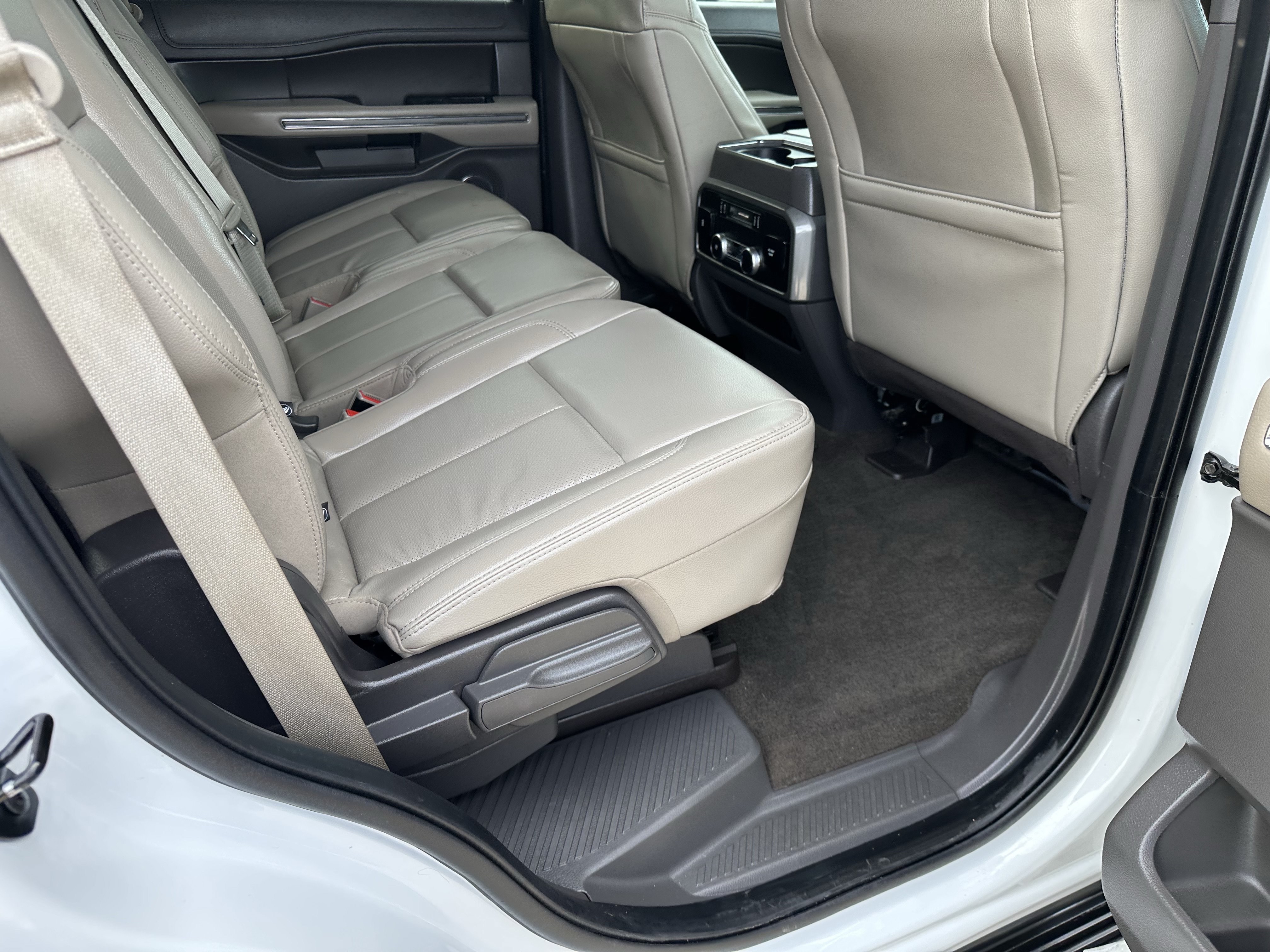 Used 2020 Ford Expedition XLT w/ Equipment Group 202A AWD/4WD image 4