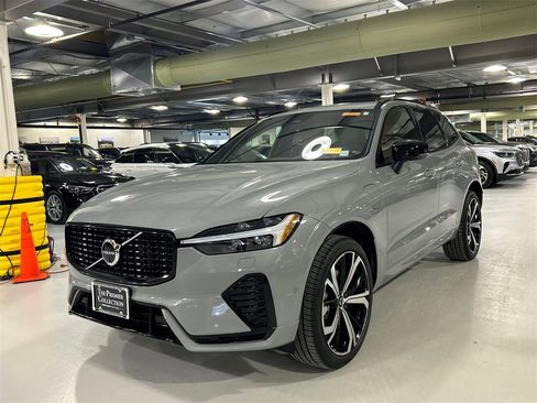 Certified 2025 Volvo XC60 T8 Ultra w/ Climate Package PRO image 5