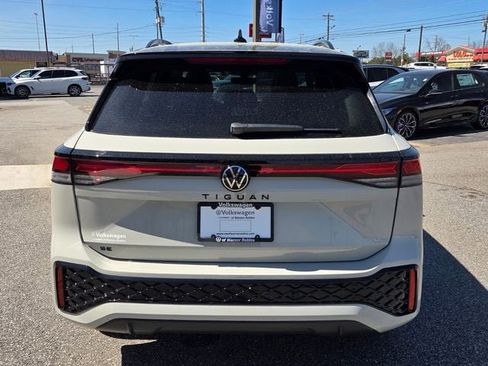 New 2026 Volkswagen Tiguan SE R-Line FWD image 10