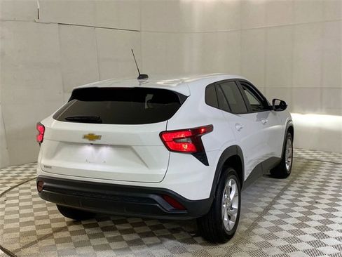 Used 2024 Chevrolet Trax LS w/ LS Convenience Package image 17