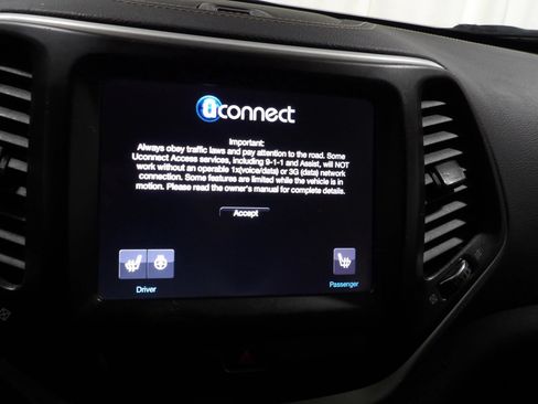 Used 2018 Jeep Cherokee Latitude Plus w/ Cold Weather Group AWD/4WD image 12