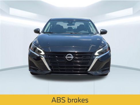 Used 2025 Nissan Altima 2.5 SV FWD image 11