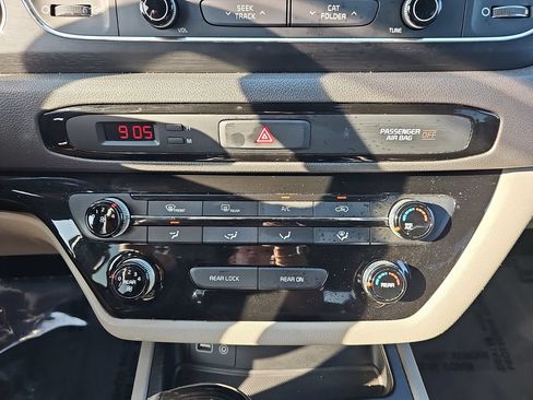 Used 2016 Kia Sedona LX w/ LX Essentials Premium Package FWD image 23