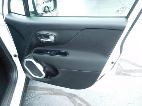Used 2018 Jeep Renegade Latitude FWD image 17