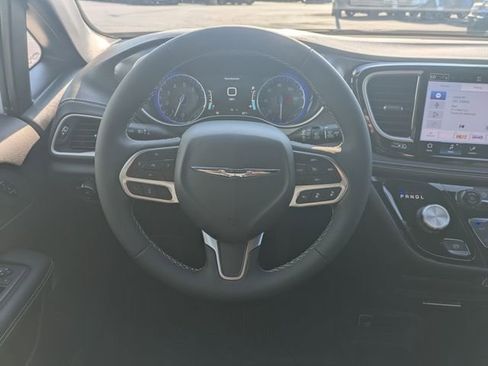 New 2025 Chrysler Pacifica Select w/ Fav Edition Package image 15