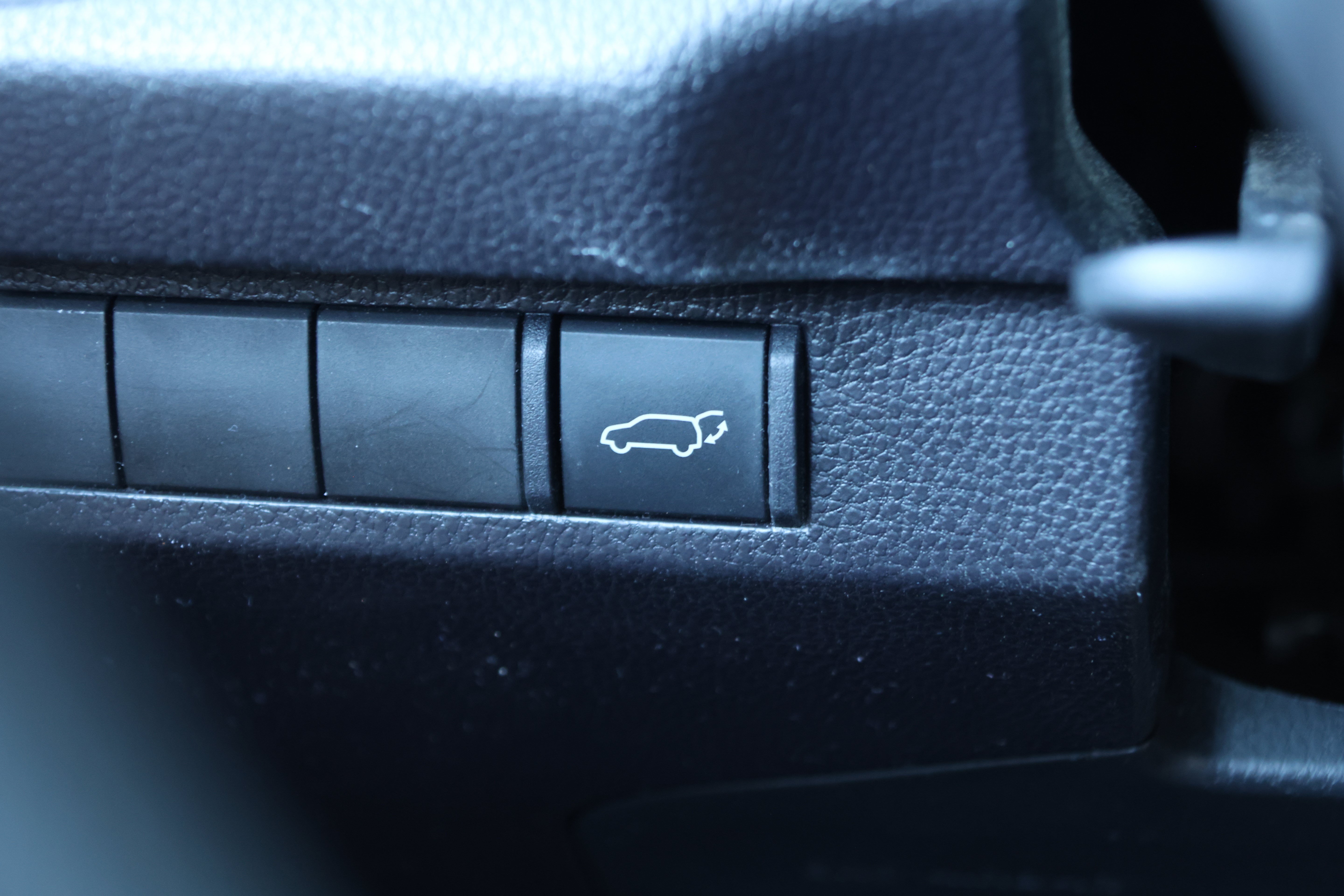Used 2025 Toyota RAV4 XLE w/ Convenience Package FWD image 12