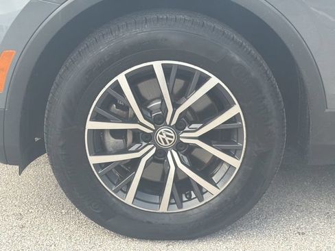 Used 2020 Volkswagen Tiguan SE w/ Panoramic Sunroof Package FWD image 11