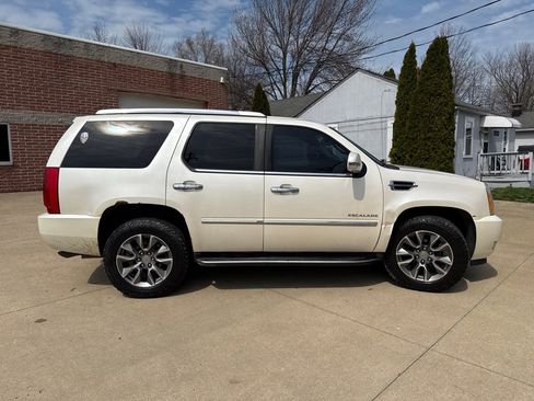 Used 2010 Cadillac Escalade AWD image 4