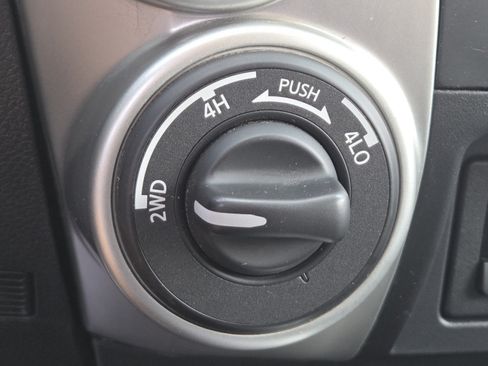 Used 2017 Nissan Titan SV AWD/4WD image 6