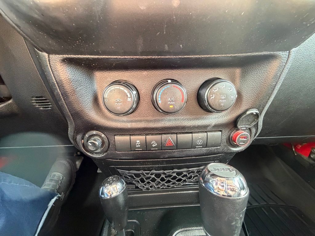 Used 2018 Jeep Wrangler Unlimited Sahara w/ Connectivity Group AWD/4WD image 29