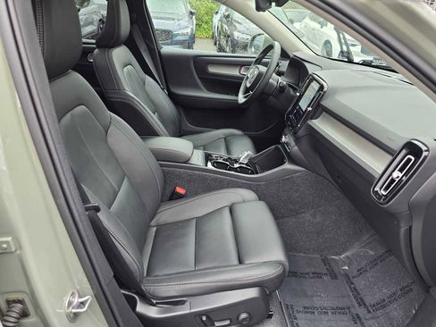 Certified 2025 Volvo XC40 B5 Plus AWD/4WD image 12