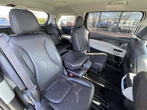 Used 2024 Kia Carnival LX image 18