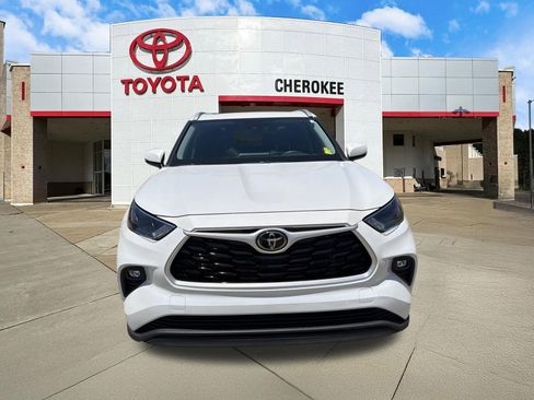 Used 2022 Toyota Highlander XLE FWD image 2