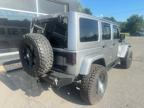 Used 2017 Jeep Wrangler Unlimited Sahara AWD/4WD image 8