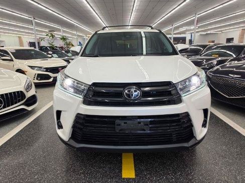 Used 2019 Toyota Highlander SE AWD/4WD image 3