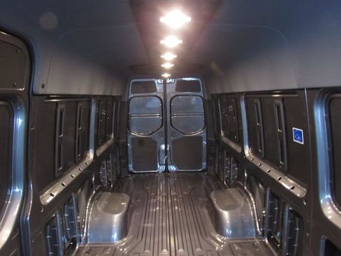 Used 2025 Mercedes-Benz Sprinter 4500 image 26