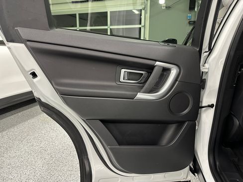 Used 2019 Land Rover Discovery Sport SE image 18