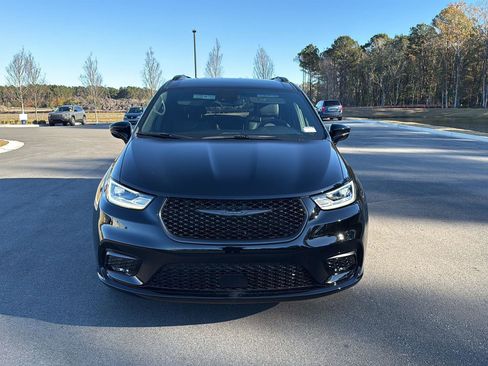 New 2026 Chrysler Pacifica Select image 2