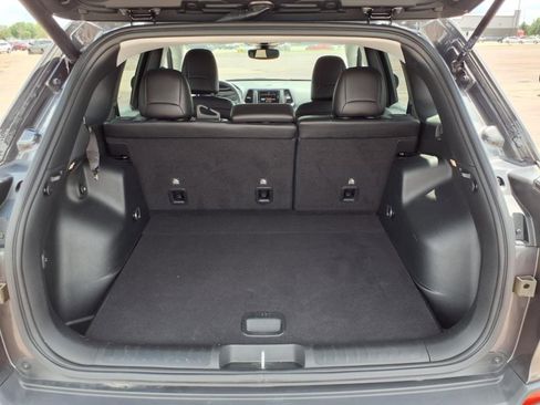 Used 2023 Jeep Cherokee Altitude Lux image 20