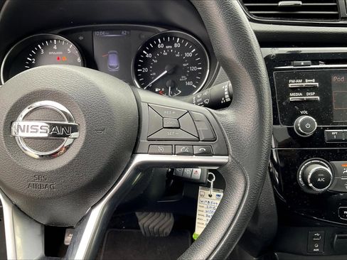 Used 2018 Nissan Rogue Sport S image 19