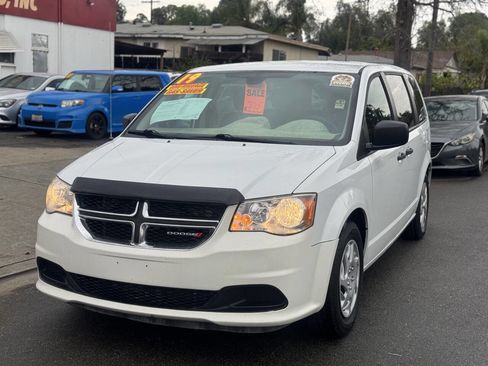 Used 2019 Dodge Grand Caravan SE w/ UConnect Hands-Free Group image 2