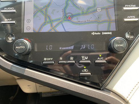 Used 2019 Toyota Camry XLE w/ Navigation Package FWD image 29