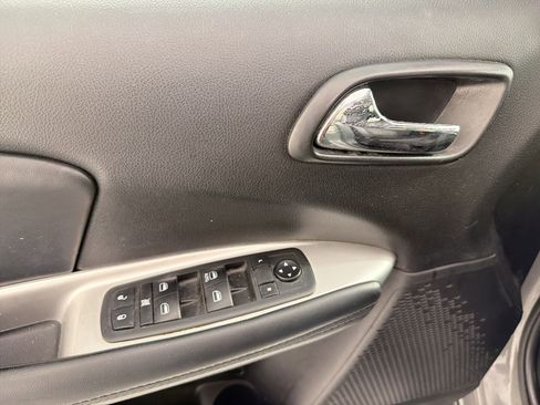 Used 2019 Dodge Journey SE FWD image 13