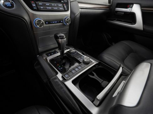 Used 2017 Toyota Land Cruiser image 22