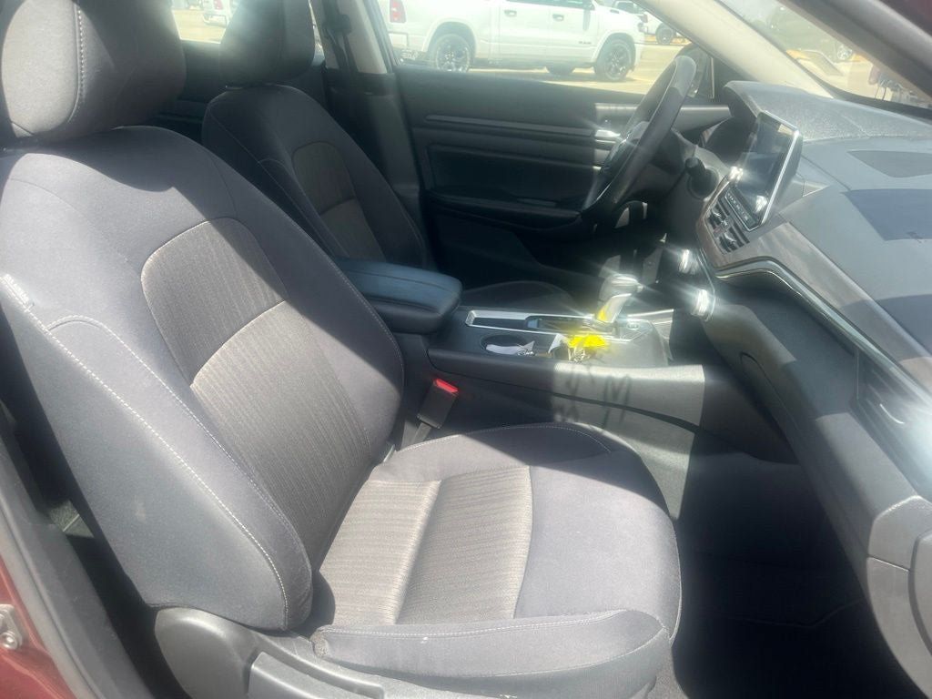 Used 2025 Nissan Altima 2.5 SV FWD image 10