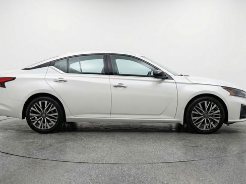 Used 2025 Nissan Altima 2.5 SV image 11