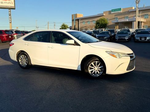 Used 2015 Toyota Camry LE FWD image 2