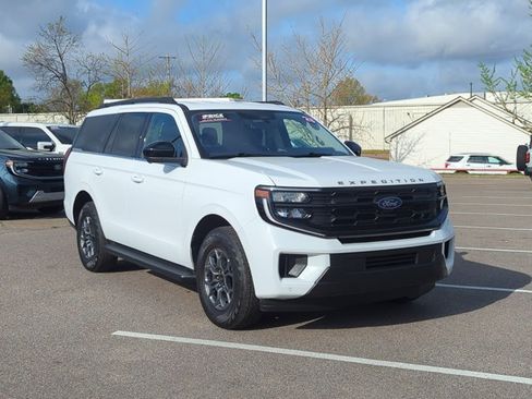 Used 2025 Ford Expedition Active RWD image 3