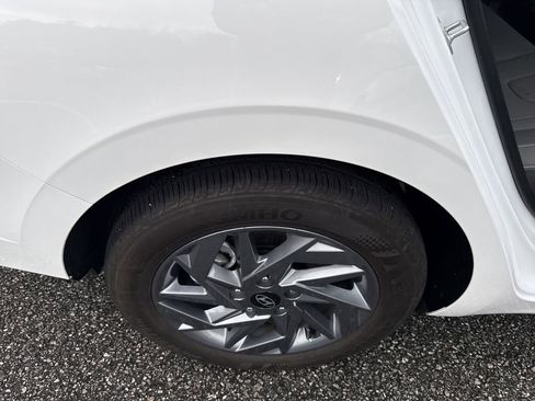 Used 2024 Hyundai Elantra SEL image 17