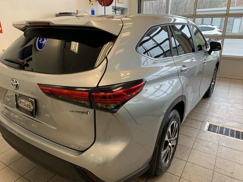 Used 2023 Toyota Highlander XLE AWD/4WD image 16