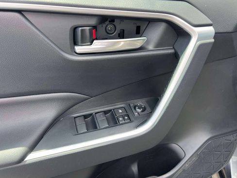 Used 2020 Toyota RAV4 XLE w/ Convenience Package AWD/4WD image 17