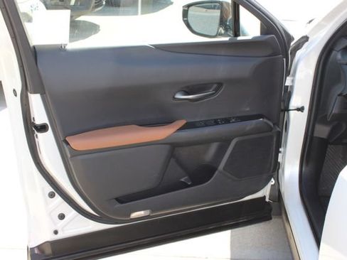 Used 2019 Lexus UX 200 FWD image 11
