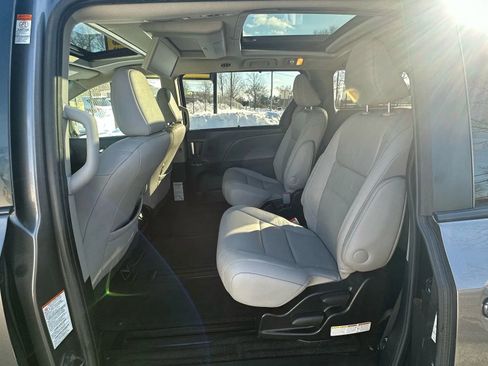 Used 2015 Toyota Sienna Limited image 21