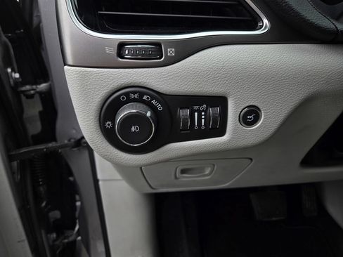 Used 2019 Jeep Cherokee Limited w/ Luxury Group AWD/4WD image 16