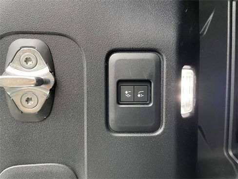 Used 2023 Land Rover Defender 110 S image 15