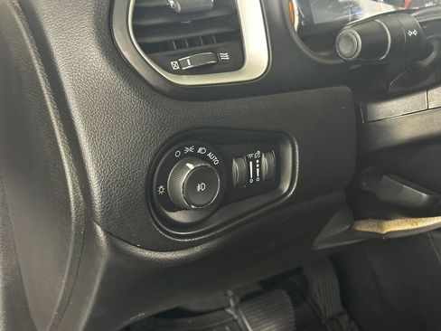 Used 2018 Jeep Renegade Latitude image 28