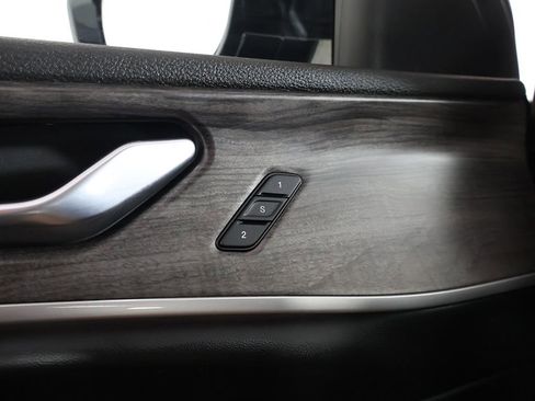 Used 2023 Jeep Grand Cherokee Limited w/ Black Appearance Package AWD/4WD image 38