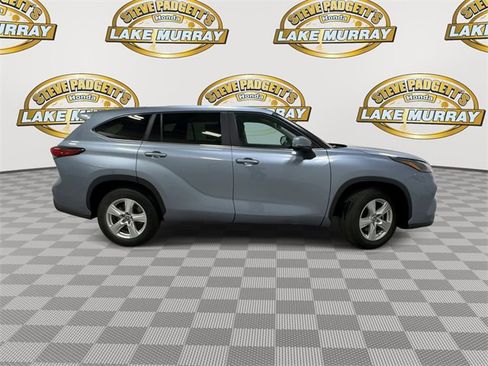 Used 2023 Toyota Highlander LE image 4