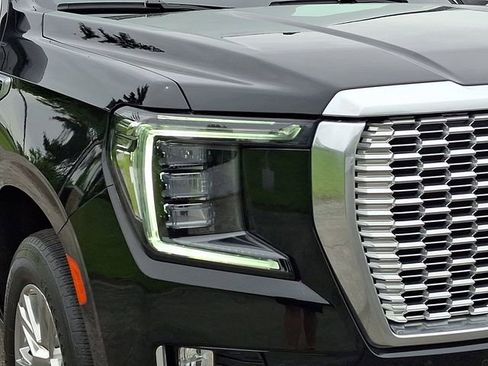 Used 2022 GMC Yukon XL Denali AWD/4WD image 11