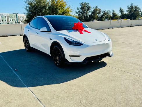 Used 2023 Tesla Model Y AWD image 7