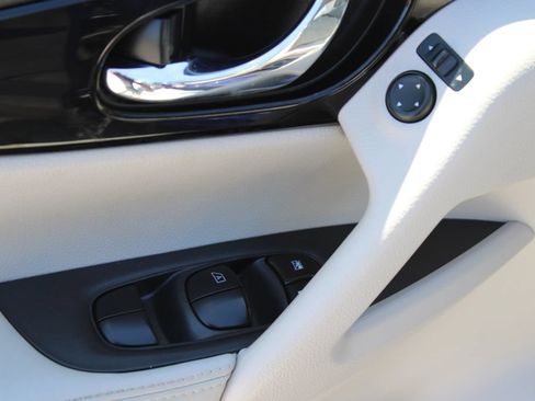 Used 2020 Nissan Rogue Sport SV FWD image 29