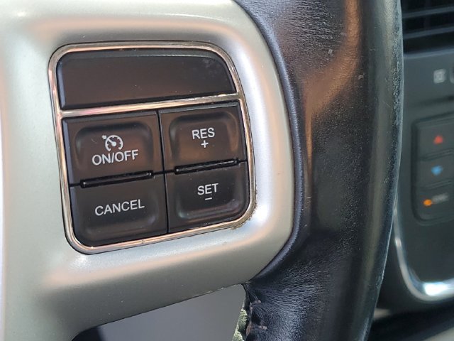 Used 2014 Chrysler Town & Country Touring FWD image 13