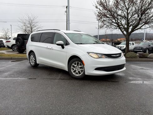 Used 2021 Chrysler Voyager Lxi image 2