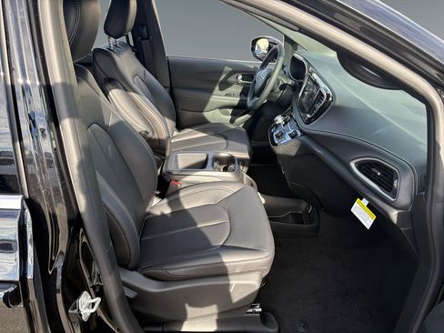 New 2026 Chrysler Pacifica Select image 15